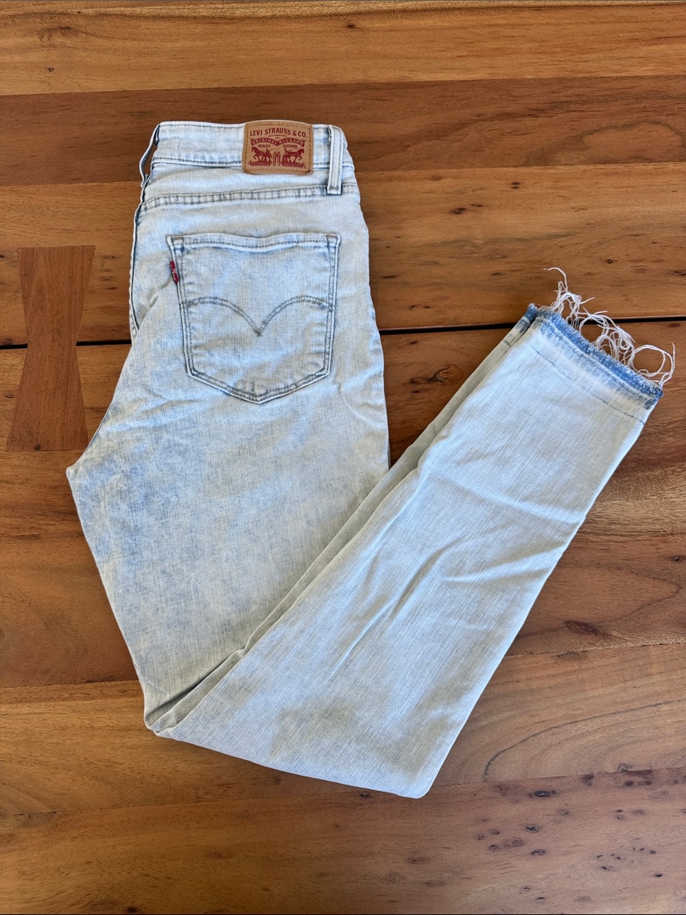 Levi's women’s Skinny Jeans in Pale Blue Wash with Frayed Hem